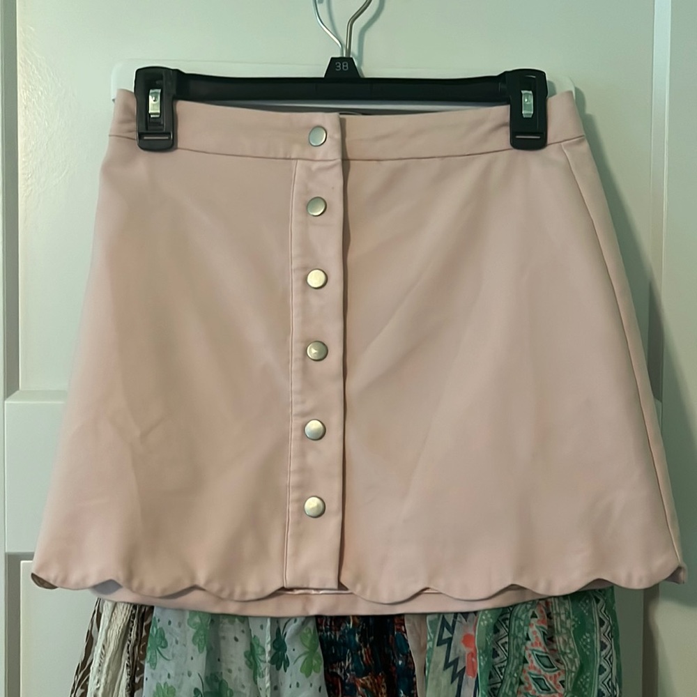 “Forever 21” skirt. Snap buttons up front. Soft silk lining.